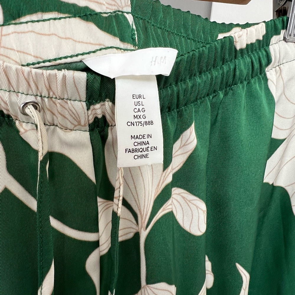 H&M Green Pants with White Leaf Pattern - Picture 8 of 12